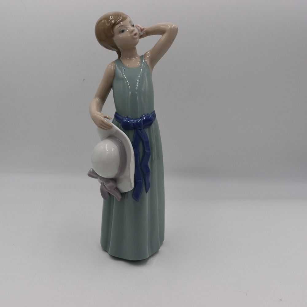 Lladro 5010 “Prissy Girl” Figurine in Blue Dress & Hat Porcelain Spain 10”
